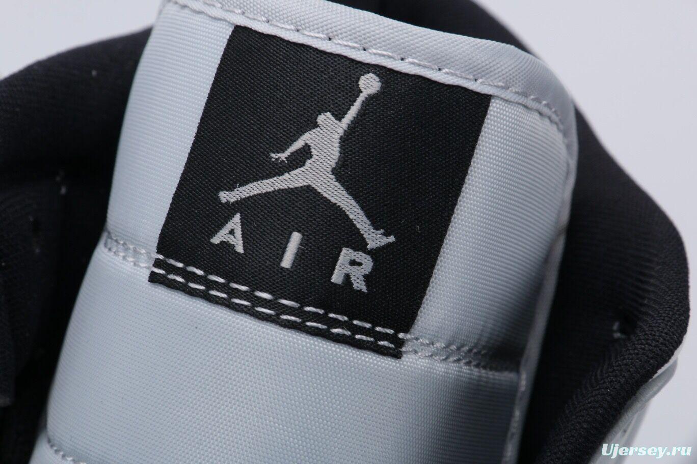 Air Jordan 1 Mid“Light Smoke Grey”