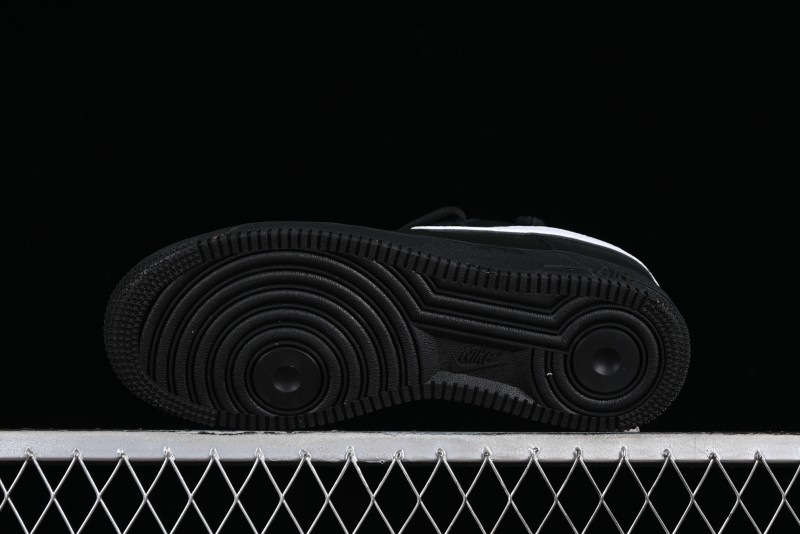 Nike Air Force 1 '07 Low Classic Lace-Up Casual Sneakers in Black & White - ZH0316-018