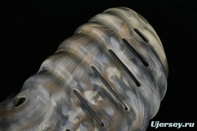 Crocs Classic Clog Slip-On Beach Sandals with Ventilation Holes - B.D4