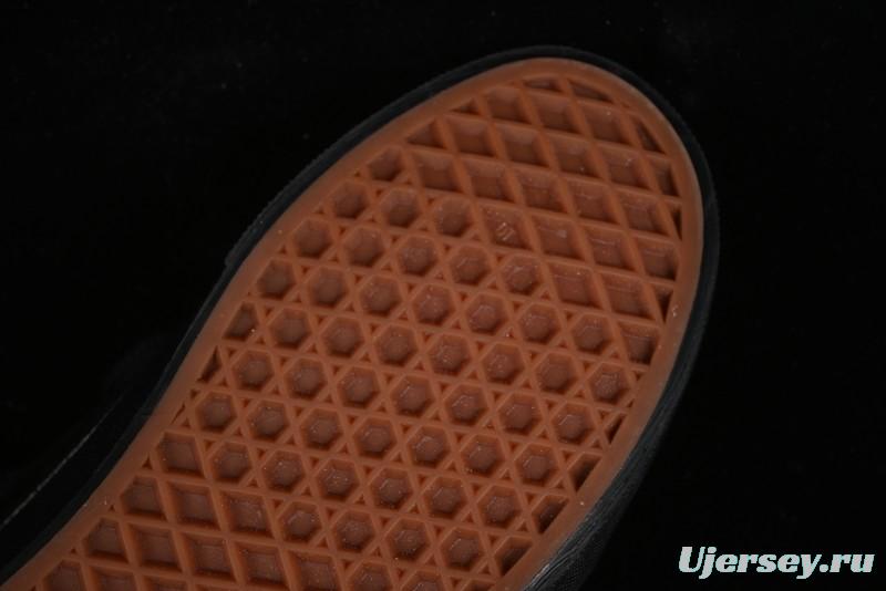 Vans Knu Skool Low Top Retro Casual Vulcanized Slip-On Shoes in Black - VN000CRPBMA