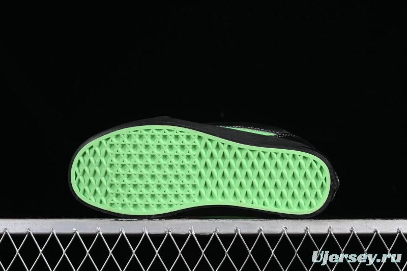 Vans Classics Knu Skool Retro Sneakers with Thickened Tongue and Enlarged Toe - VN0009QCSWE