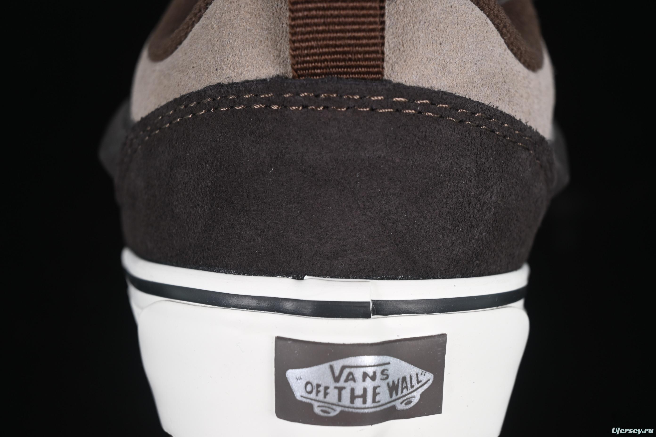 Vans Knu Skool Low-Top Retro Chunky Sneakers with Oversized Logo - VN0009QC2LN