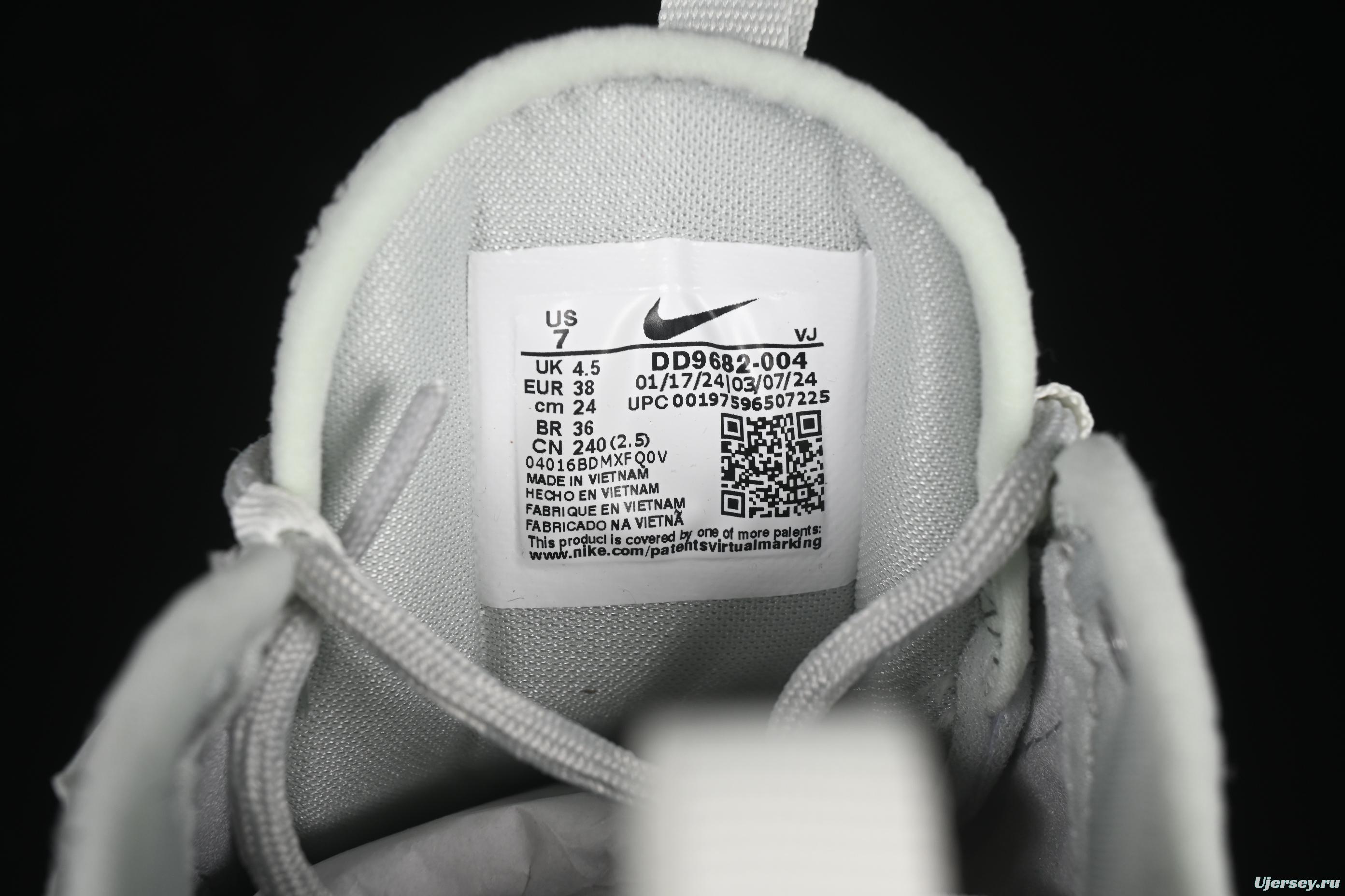 Nike TC 7900 Retro Chunky Sneakers with Reflective Swoosh and Cushioned Sole - DD9682-004