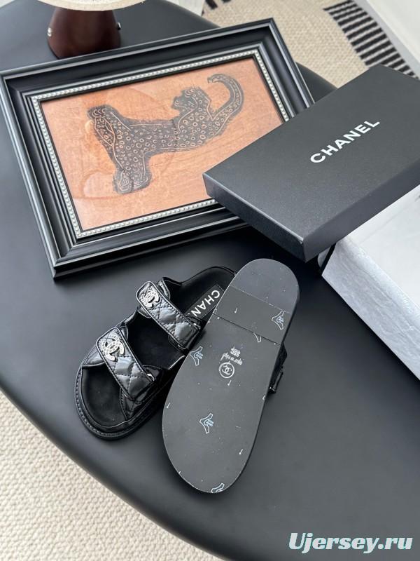 2025 Women Chanel Black Patent Leather Slippers LY00310