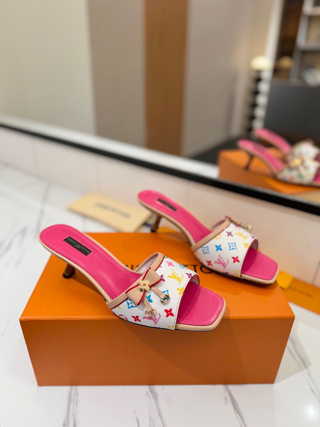 2025 Women LV Pink White Leather Sandals KFY00310