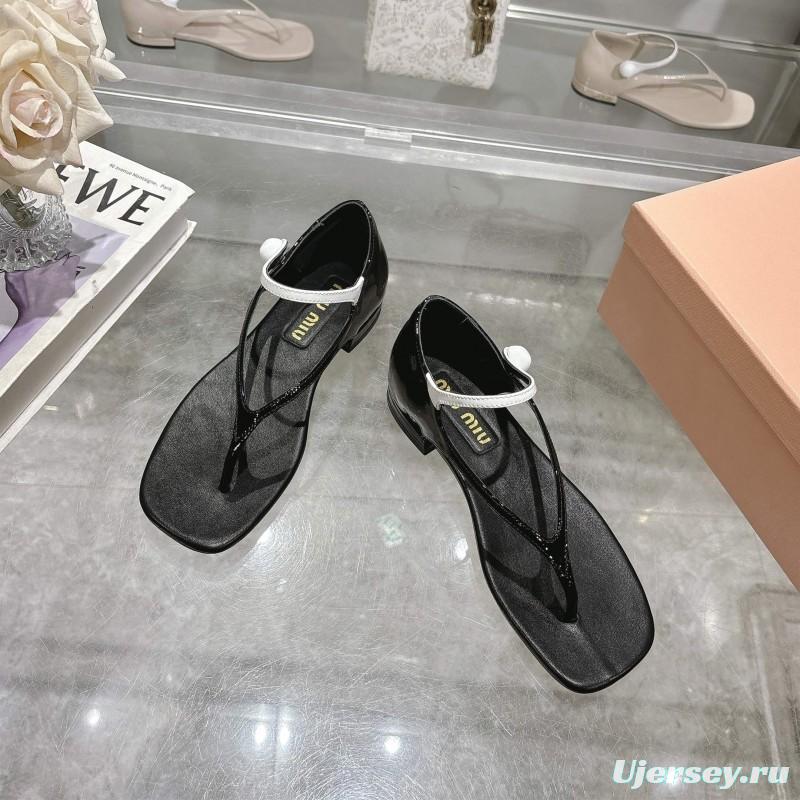 2025 Women Miu Miu Black Patent Leather T-strap Sandals With Contrast Strap KFY00289 (F)