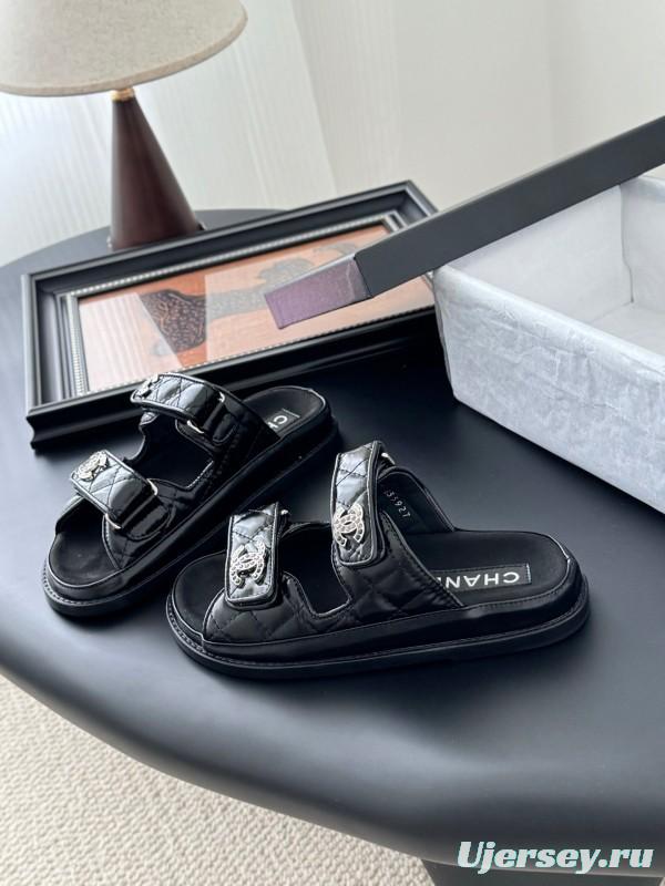 2025 Women Chanel Black Patent Leather Slippers LY00310