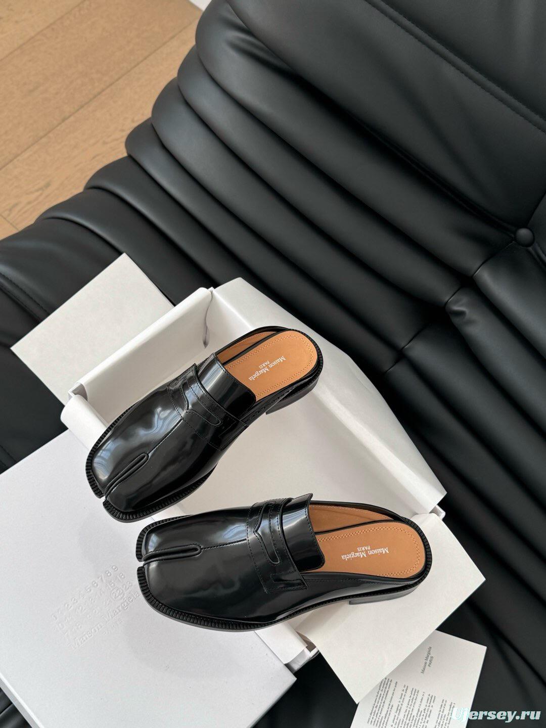 2025 Women MM6 Black Leather Tabi Loafers