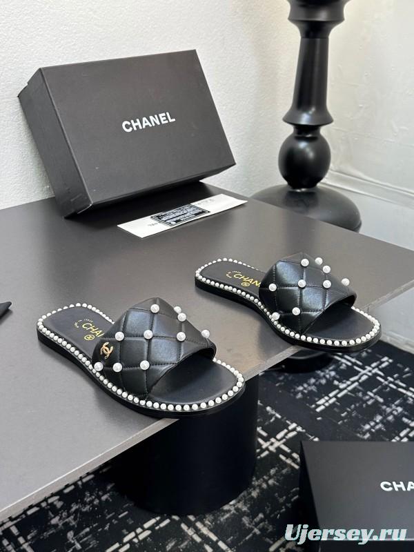 2025 Slippers CHANEL Black Leather Pearl Decor
