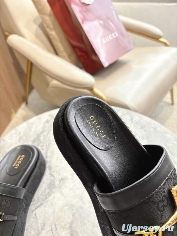 Gucci Women's Sandals with Horsebit Detail and Gold Hardware - LY00270