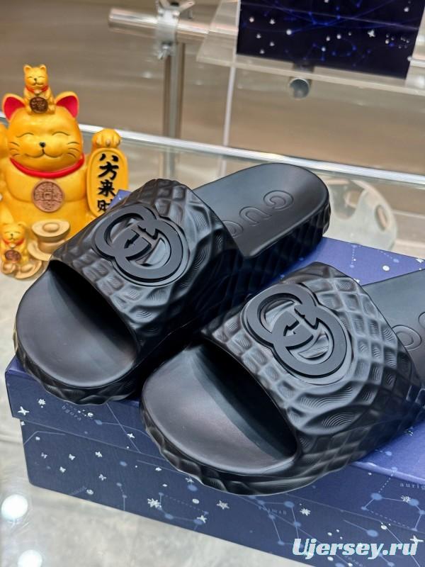 Gucci Lido Interlocking G Men's Sandals with Textured Rubber Sole - AS00170