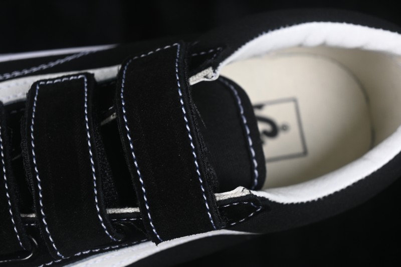 Vans Old Skool Low-Top Casual Skateboarding Shoes with Hook-and-Loop Closure - VN0A3D29OIU