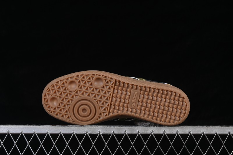 Adidas Samba OG Classic Skateboarding Shoes with Retro Suede Design - IH1331